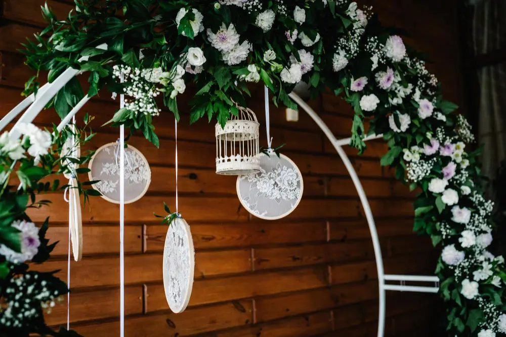 Monochromatic wedding decoration